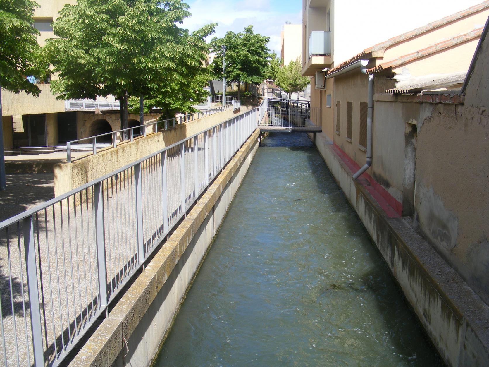 Acequia de la Almozara entre los edificios, UTEBO (Zaragoza)