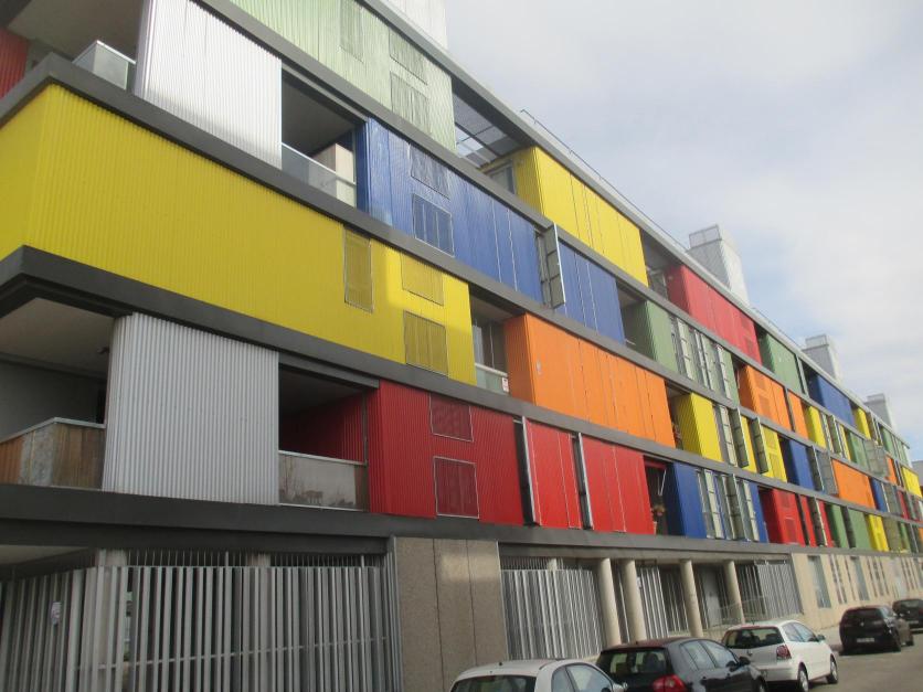 Edificio de colores en el PAU de Carabanchel, MADRID