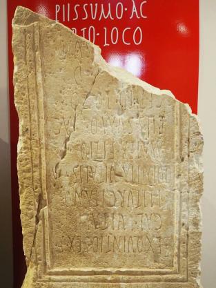 Inscripción Latina en restos de la antigua ciudad de Iliturgi