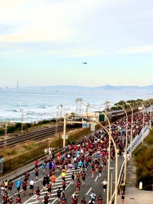 En plena carretera dé la cursa al pasó del pueblo de premia de mar Barcelona