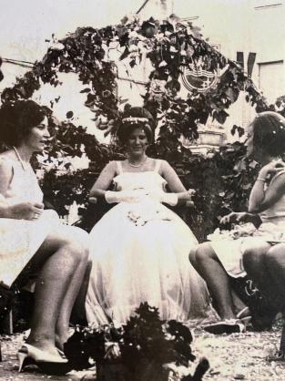 Reina (Vicenta Vivar) y Damas. Fiestas patronales de 1966